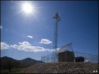 Prototipo de una torre de vigilancia del muro "virtual" para la frontera entre EE.UU. y México
