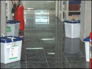 تصویر چهار صندوق رأی شمارش نشده در کتابخانه مرکزی شیراز