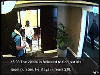 Imagen de los presuntos asesinos siguiendo al dirigente de Hamas, Mahmoud al-Mabhouh, cuando se dirigía a su habitación en Dubai