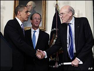 Barack Obama (esq.), Erskine Bowles (ao centro) e Alan Simpson, nesta quinta-feira em Washington