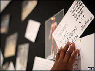 Tributos a Alexander McQueen dejados el primer día de la Semana de la Moda de Londres