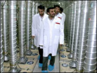 محمود احمدی نژاد در بازدید از تاسیسات اتمی ایران