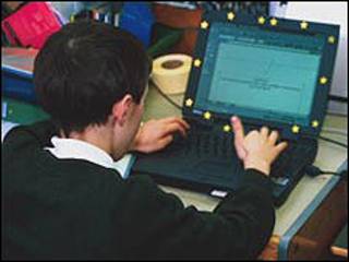 Estudiante frente a una computadora.