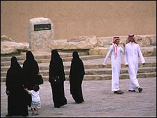 Hombres y mujeres en Arabia Saudita