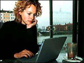 Una mujer con una laptop en un café