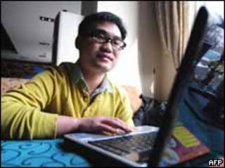 Un oficinista en Pekín nacega por internet
