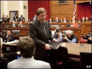 James Lentz (de pie), jefe de operaciones de Toyota en EE.UU., comparece ante audiencia legislativa.