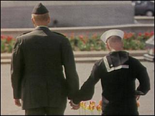 Pareja militar gay. Foto de archivo.