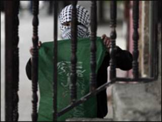 طفل فلسطيني يحمل علم حماس