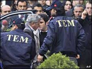 El almirante retirado Ozer Karabulut arriba a un tribunal en Estanbul 23/02/10