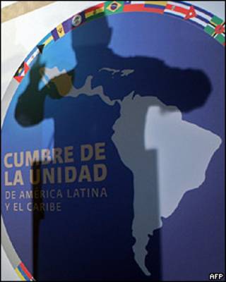 Sombra de Hugo Chávez sobre emblema de la Comunidad de Estados Latinoamericanos y Caribeños