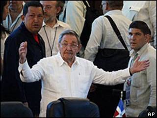 Raúl Castro, presidente de Cuba (centro) y Hugo Chávez (derecha), Presidente de Venezuela.