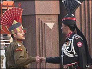 भारत-पाकिस्तान के झंडे
