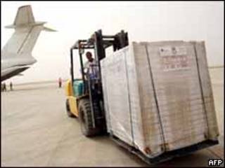 Paquetes de boletas electorales llegan al aeropuerto de Basora