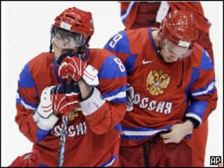 Хоккеисты сборной России Андрей Марков и Александр Овечкин переживают поражение в олимпийском матче с Канадой 24 февраля 2010 г.