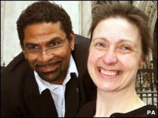 Debbie Purdy y su esposo Omar Puente