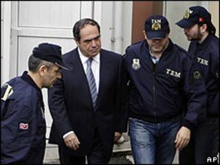 El general Ibrahim Firtina, custodiado por los policías en Estambul