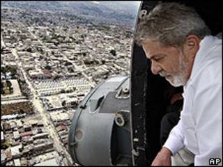 El presidente de Brasil, Luiz Inacio Lula da Silva, sobrevolando la capital de Haití, Puerto Príncipe