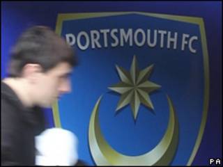 Un hombre en las afueras de Fratton Park, Portsmouth