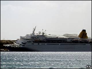 Crucero Costa Europa tras chocar en el muelle en Sharm el-Sheikh