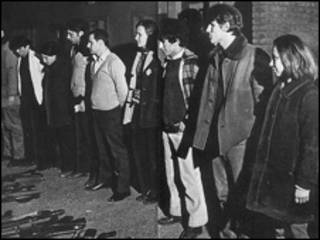 Rendición de los 19 prisioneros en las puertas del Aeropuerto de Trelew en 1972 / Foto archivo Clarín
