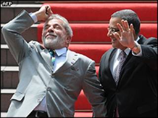 O presidente Lula ao lado do presidente salvadorenho Mauricio Funes