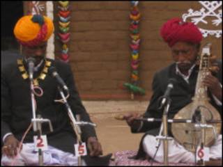 राजस्थान में होली गीत गाते मुसलमान