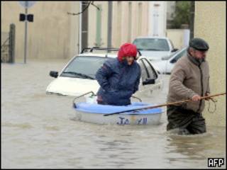سيول وفيضانات في بلدة تشاتيلايلون غربي فرنسا