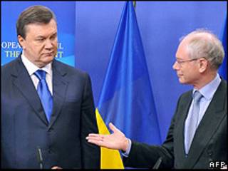 Президент Украины Виктор Янукович (слева) и президент Евросовета Херман ван Ромпей
