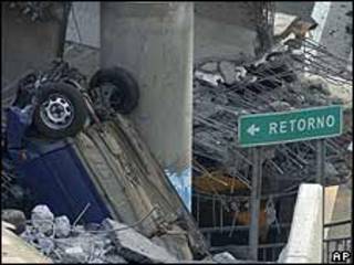 Una autopista colapsada