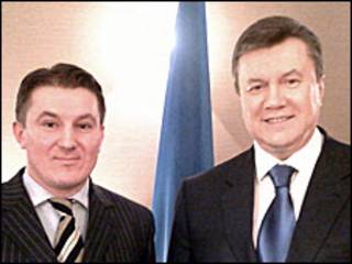 Ростислав Хотин (ліворуч) та президент Віктор Янукович після інтерв'ю