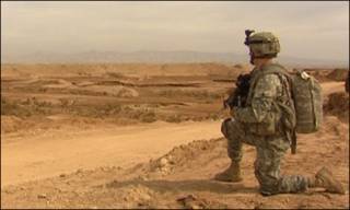 Một lính Mỹ quan sát biên giới giữa Iran và Iraq