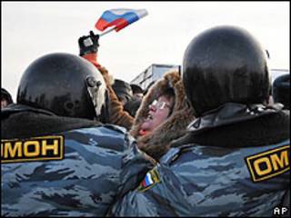 ОМОН сдерживает митинг на Хасанском рынке в Санкт-Петербурге в начале февраля 2010 года.