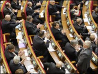 Депутати ПР святкують відставку Тимошенко