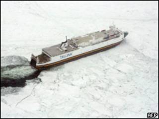Barco de carga encallado en el hielo del Mar Báltico