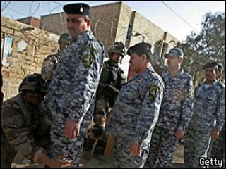 أفراد أمن عراقيون يستعدون للإدلاء بأصواتهم