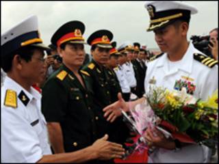 Hạm trưởng Lê Bá Hùng dẫn tàu USS Lassen thăm cảng Đà Nằng hôm 1/11/2008