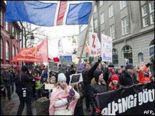 Manifestantes en Islandia protestan contra acuerdo de pago por Icesave.