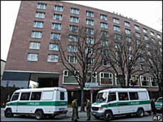 Полицейские машины у отеля Grand Hyatt в Берлине