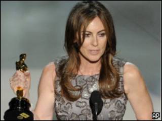 Kathryn Bigelow recebe seu Oscar