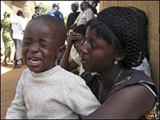 Madre sostiene a su hijo en Nigeria