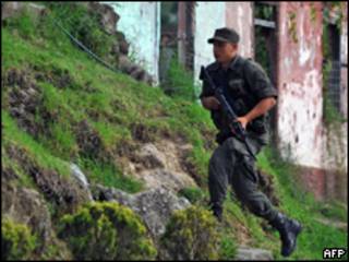 Soldado colombiano realiza patrulha contra guerrilheiros no Departamento de Cauca (AFP, 20 de fevereiro)