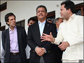 Leonel Fernández (centro) junto al canciller colombiano Jaime Bermúdez