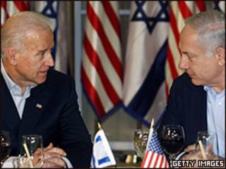 O vice-presidente dos EUA, Joe Biden (esquerda) e o premiê de Israel, Netanyahu