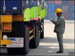 Trabajador chino en el puerto de Tianjin