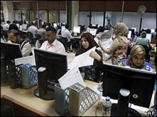 Funcionarios electorales contando votos en Bagdad