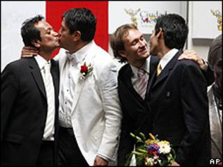 Dos parejas de novios en el momento de su boda.