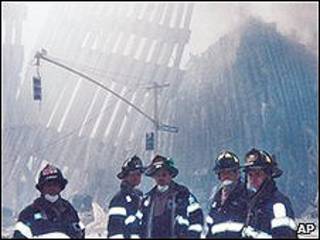 Bomberos de NY tras el atentado del 11-S.
