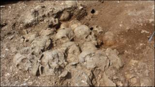 Imagem da cova com 51 caveiras em Dorset (Oxford Archaeology/Dorset County Council/NERC)