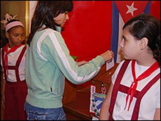 Una joven depositando su voto (Foto Raquel Perez).